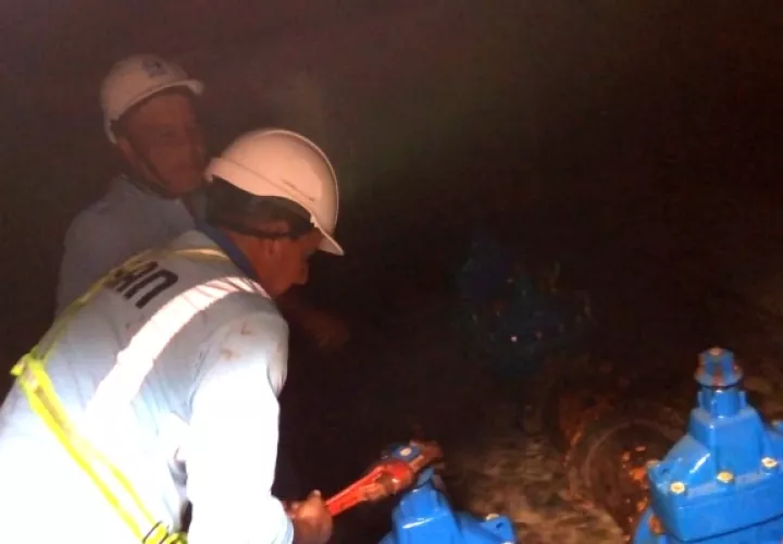 El personal del Idaan se encuentra en el lugar efectuando los trabajos de limpieza con equipo pesado, para tratar de subsanar el problema que se originó por el fenómeno natural. Foto/José Vásquez