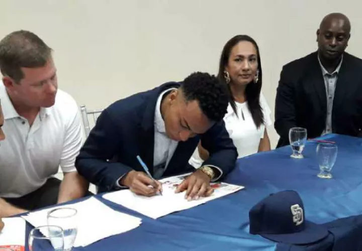 Reginald Preciado firma su contrato. Foto: Mayra Madrid