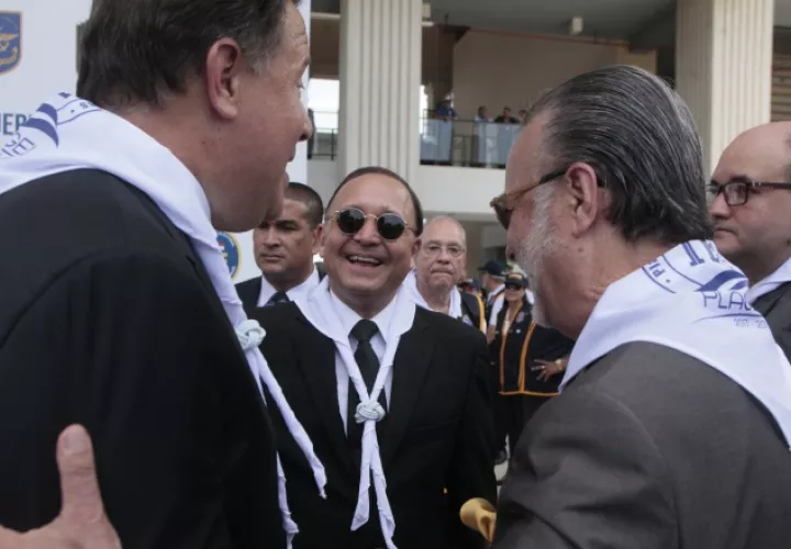 Juan Carlos Varela departió ayer con los tres magistrados del Tribunal Electoral en la ceremonia de traspaso de mando de los estamentos de seguridad. Víctor Arosemena