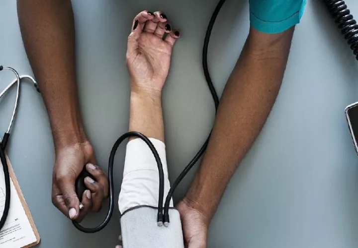 La presión sanguínea es la medida de la presión o fuerza que empuja a la sangre contra las paredes de los vasos sanguíneos.  Cortesía