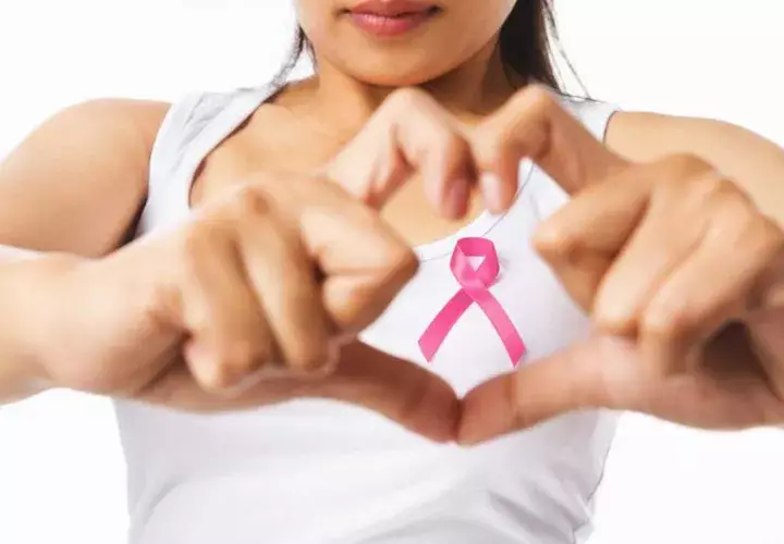 De acuerdo a Mayo Clinic, el cáncer de mama puede presentarse tanto en hombres como en mujeres, pero es mucho más frecuente en las mujeres.