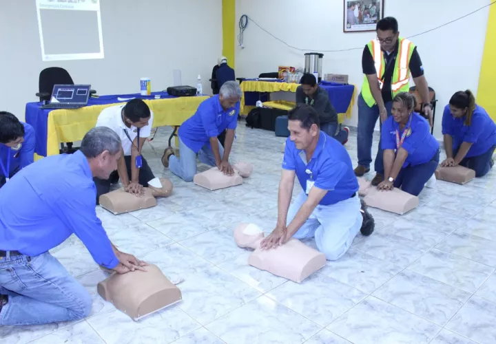 Durante la jornada los funcionarios fueron instruidos en la técnica de reanimación cardiopulmonar