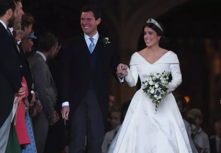 La princesa Eugenia y su esposo, Jack Brooksbank, abandonan la capilla de San Jorge en Windsor (Reino Unido).  EFE