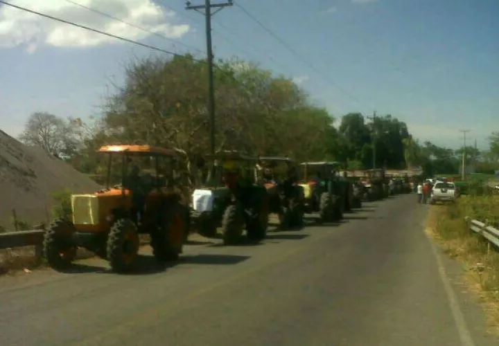 La protesta de los productores inició desde la comunidad de La Nobleza. 