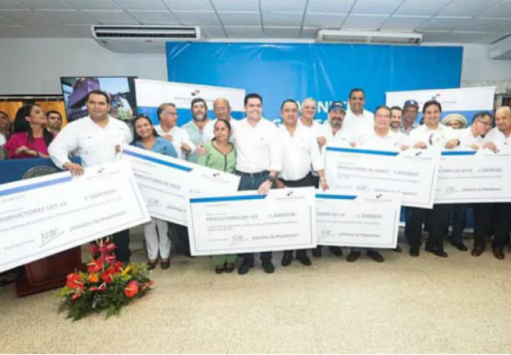 Productores recibieron su comprobante de pago a la deuda que tenía el Gobierno. Cortesía