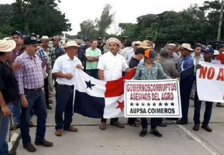 En el acuerdo estuvo presente un representante de la Iglesia católica. Archivo