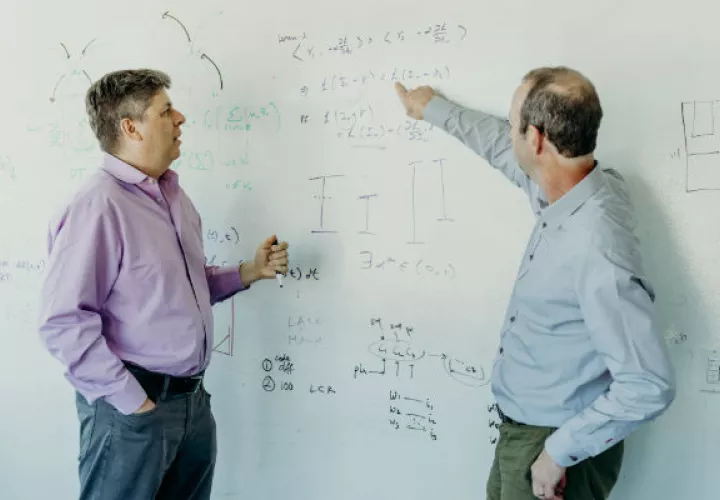 Oren Etzioni y Peter Clark, gerente del proyecto Aristo, en el Instituto Allen en Seattle. Foto/ Kyle Johnson para The New York Times.