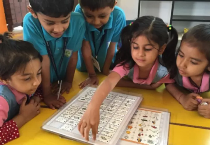 Niñas y niños trabajan con el abcdEnglish en una escuela de Gujarat India. La metodoogía les permite actuar en equipo y compartir experiencias y conocimientos al aprender jugando. Foto: Cortesía.