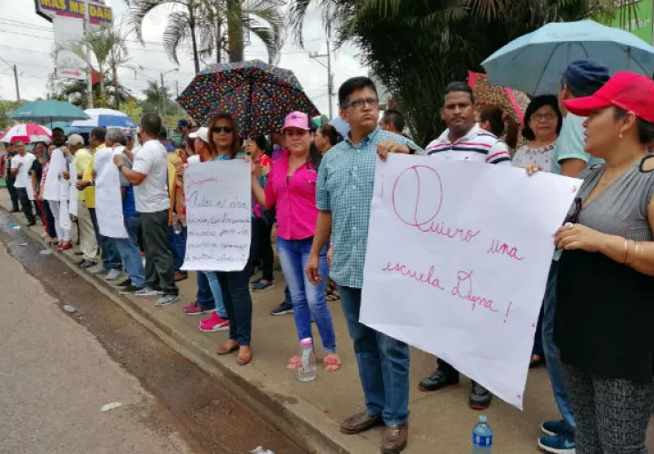 Los docentes protestaron mostrando pancartas. Foto: Eric A. Montenegro.