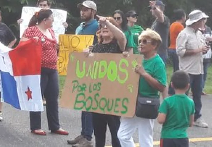 Los residentes de protagonizaron una protesta pacífica en la vía principal de Clayton.