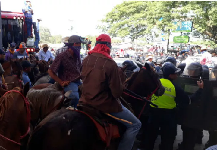 A caballo, maquinaria, o caminando, marcharon por la Interamericana, a la altura de Divisa. /Foto Thays Domínguez