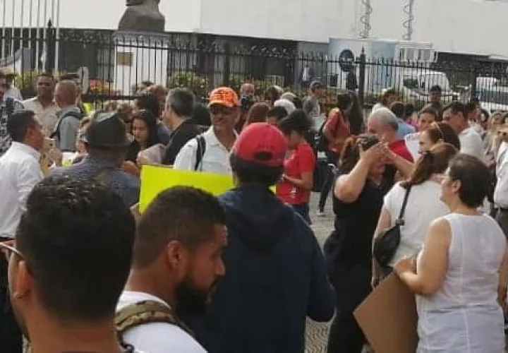Los manifestantes exigen que cese el despilfarro de los fondos del Estado y se hagan las investigaciones necesarias.