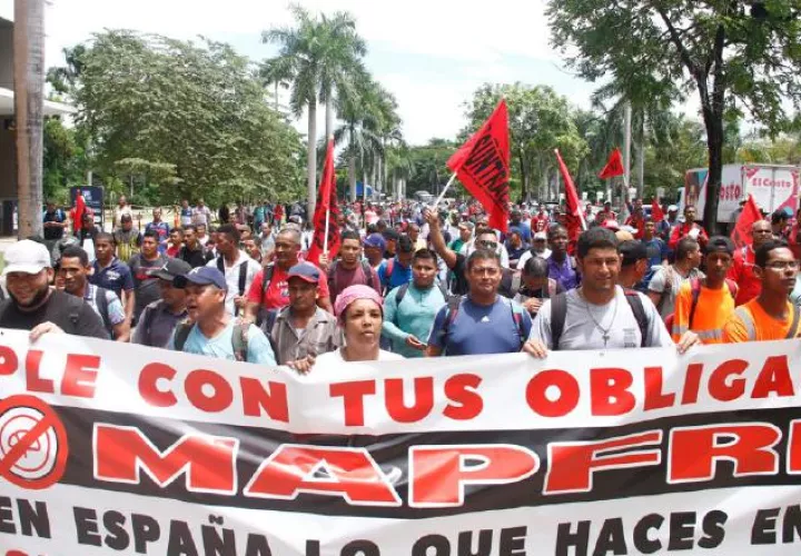Trabajadores afectados protestaron ayer. Foto de cortesía