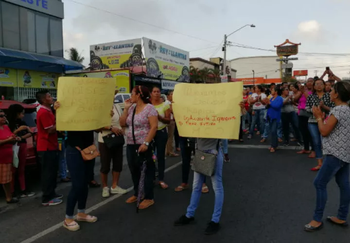Los manifestantes exigen al Meduca el inicio de clases en este plantel . Foto: Eric A. Montenegro.