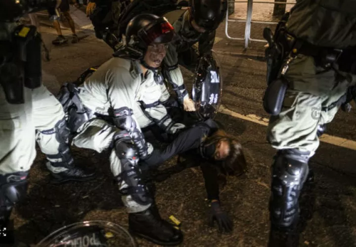 Arrestos durante protestas en Hong Kong. (Lam Yik Fei/The New York Times)