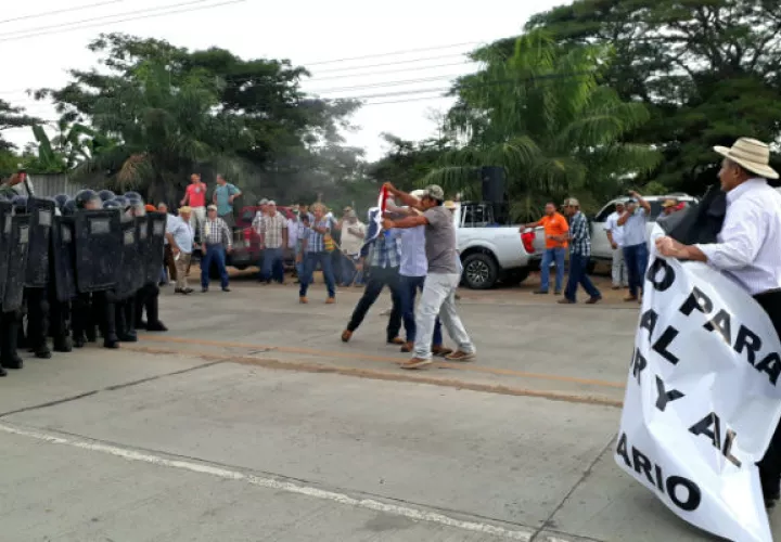 La Policía utilizó el gas pimienta para desalojar la vía.