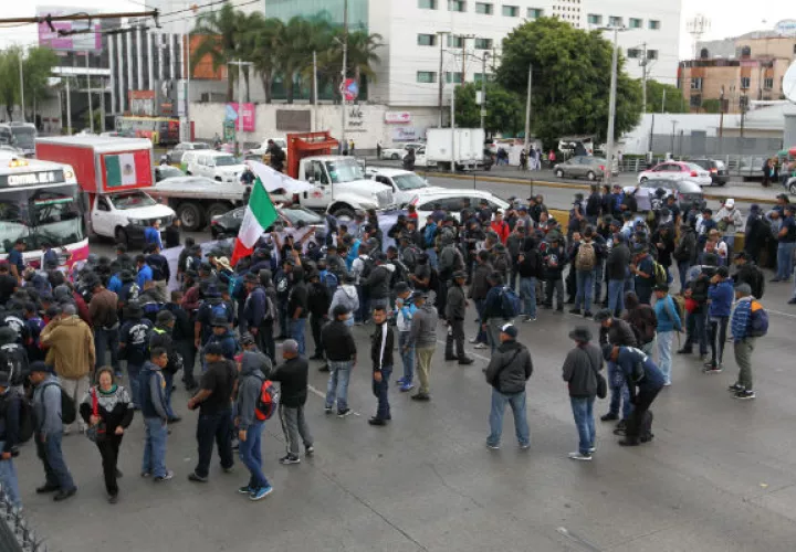 La mayoría de viajeros optaron por acceder al Metro y, al ser preguntados por las molestias que esta manifestación les causó, algunos rehuyeron apresurados y otros contestaron que las protestas no deben perjudicar a la vida cotidiana de los ciudadanos.