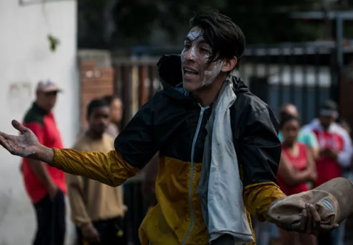 Un grupo de personas salen a protestar contra Nicolás Maduro. FOTO/EFE