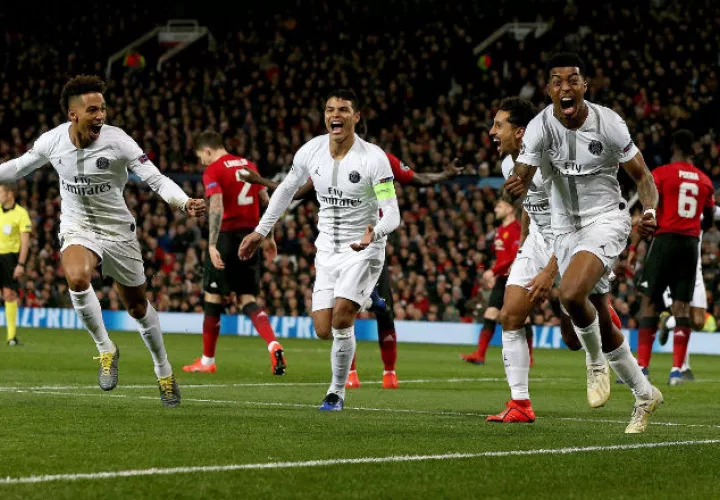 Presnel Kimpembe (d) de París Saint Germain celebra su gol ante el Manchester Unied. Foto:EFE