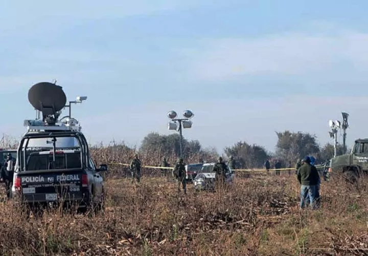  Expertos investigan la zona donde la aeronave donde viajaban la actual gobernadora de Puebla, Martha Erika Alonso, junto a su esposo, el exgobernador del mismo Estado Rafael Moreno Valle, se estrelló, en Puebla (México). FOTO/EFE
