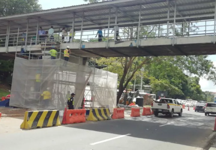 Reparación del puente peatonal de la Vía Transístmica estaría por el orden de los 200 mil dólares. Foto/Cortesía