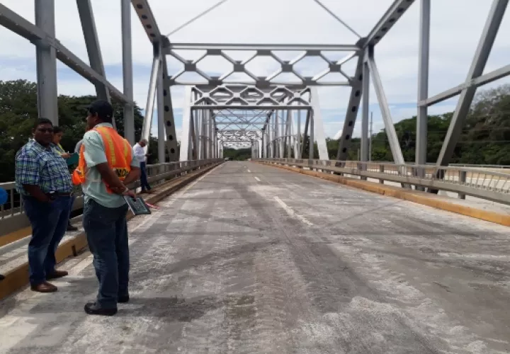 "Al puente hay que hacerle reparaciones importantes, y no se puede abrir al tráfico hasta que se realicen los trabajos necesarios", indicó Jaramillo. Foto/Thays Domínguez