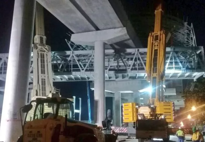 Desmontaje del puente peatonal provisional de Las Mañanitas. 