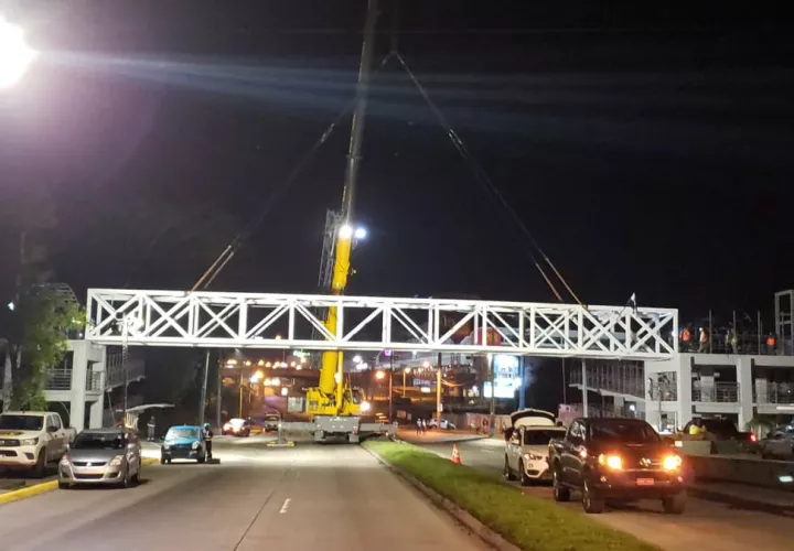 Puente peatonal en Universidad Tecnológica de Panamá. 