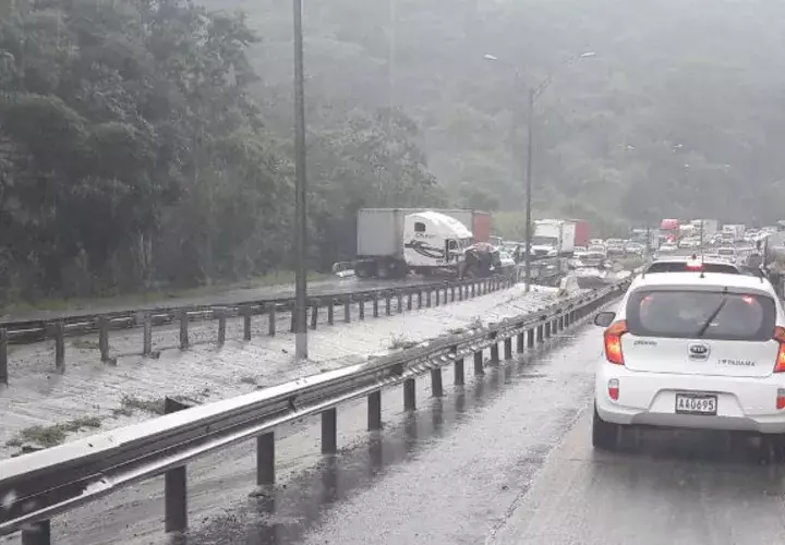Puente sobre el río Pedro Miguel en vía Centenario. 