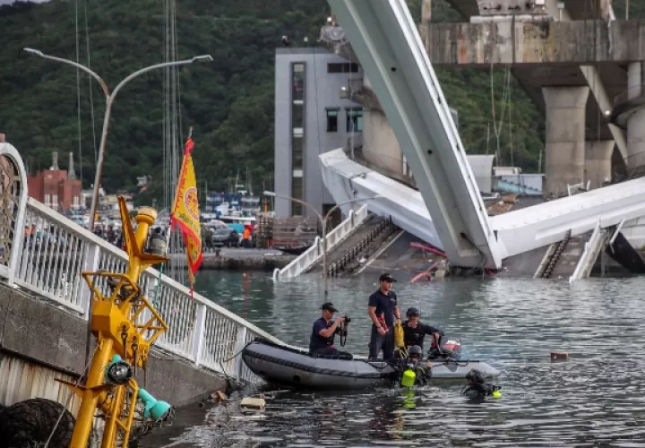 Las autoridades inspeccionan el puente para determinar que causó su colapso. FOTO/AP