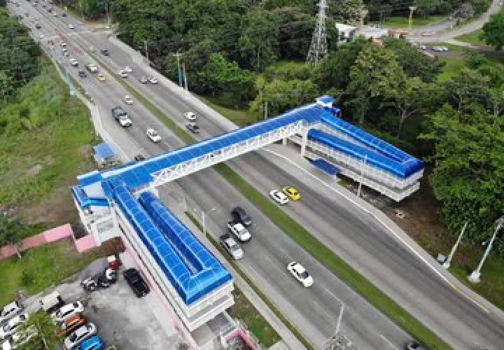 El puente peatonal de la Universidad Tecnológica de Panamá tuvo un costo de un millón 735 mil 272 dólares  con 50 centavos.