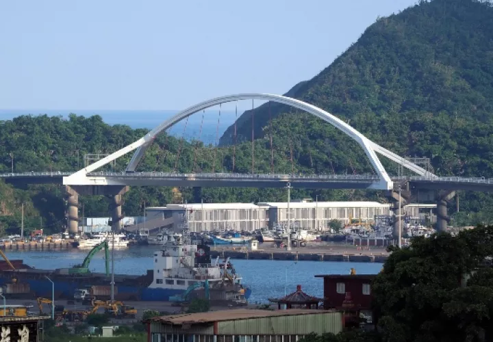 El puente de Nanfangao, de 140 metros de largo (460 pies) es una atracción turística en Yilan. Se inauguró en 1998 para sustituir un puente más bajo que impedía pasar a los pesqueros grandes. FOTO/AP