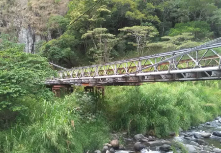 La estructura será reemplazada por un nuevo puente modular tipo Acrow. Foto: Mayra Madrid. 