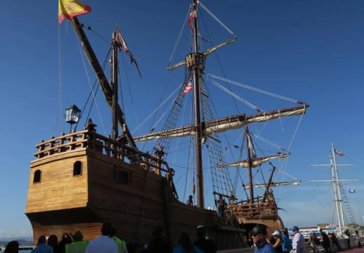 La réplica de la nave es una embarcación conmemorativa del 525 aniversario del encuentro entre el Viejo Mundo de Colón y el Nuevo Mundo de las Américas. FOTO/EFE