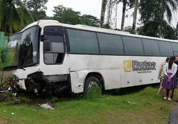Un bus de Rutas Panamá estuvo involucrado en la colisión. Foto: Diómedes Sánchez S. 
