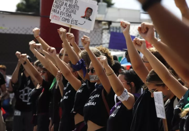 Cientos de personas participan en una marcha masiva, en San Juan (Puerto Rico), para pedir la dimisión del gobernador de Puerto Rico, Ricardo Rosselló, y el comienzo de un juicio político en su contra, tras el escándalo desatado por su participación en un chat en el cual se mofa y burla de periodistas, artistas y políticos junto a miembros de su círculo íntimo en el gobierno. FOTO/EFE
