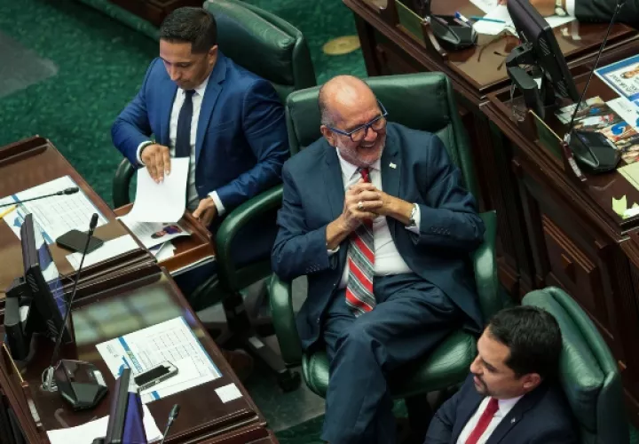 El presidente de la Cámara de Representantes, Carlos "Johnny" Méndez (C), habla con representantes este viernes durante la juramentación de Pedro Pierluisi como Gobernador de Puerto Rico. FOTO/AP