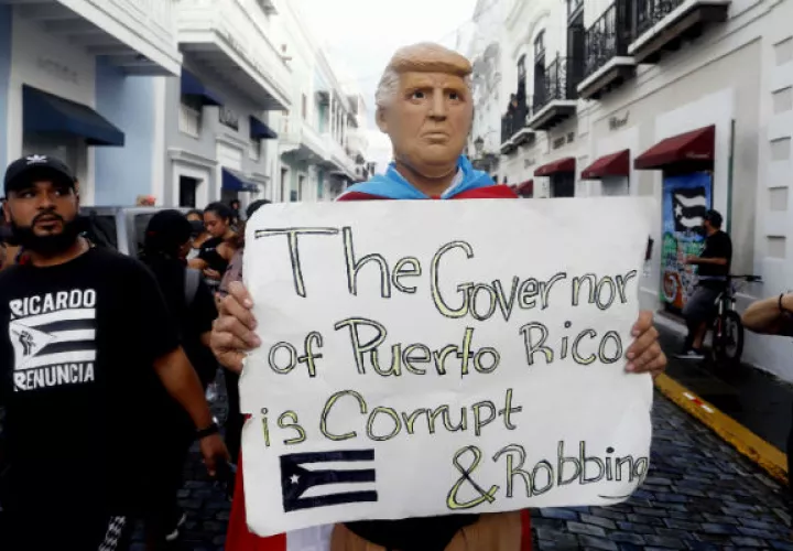 Un hombre disfrazado del presidente Trump protesta en San Juan, Foto: EFE.