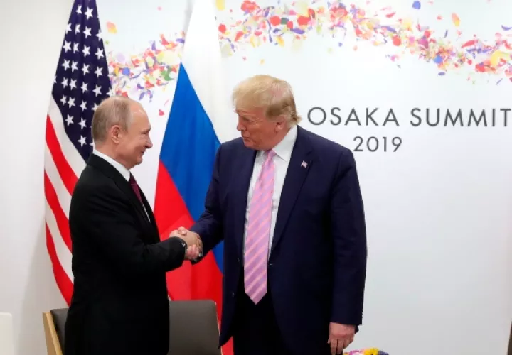 Los líderes intercambiaban breves comentarios este viernes sobre temas que planeaban discutir cuando un reportero preguntó a Trump si advertiría a Putin que no interfiriera en las elecciones de 2020. FOTO/AP