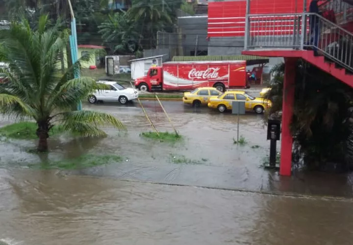 Los desbordes también afectan la vía Transístmica. Foto: Diómedes Sánchez S.  