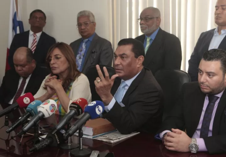 Querellantes se pronuncian. Foto de Víctor Arosemena