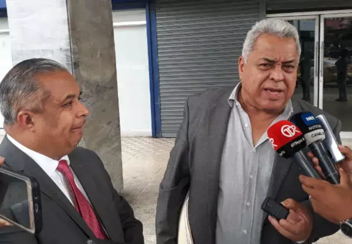 Los abogados Roniel Ortiz y Alejandro Pérez interpusieron la querella penal. Foto: Víctor Arosemena