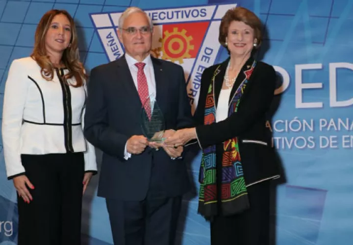 Quijano recibe  premio como El Ejecutivo del Año,  instituido en el año 1977 . Foto/Cortesía