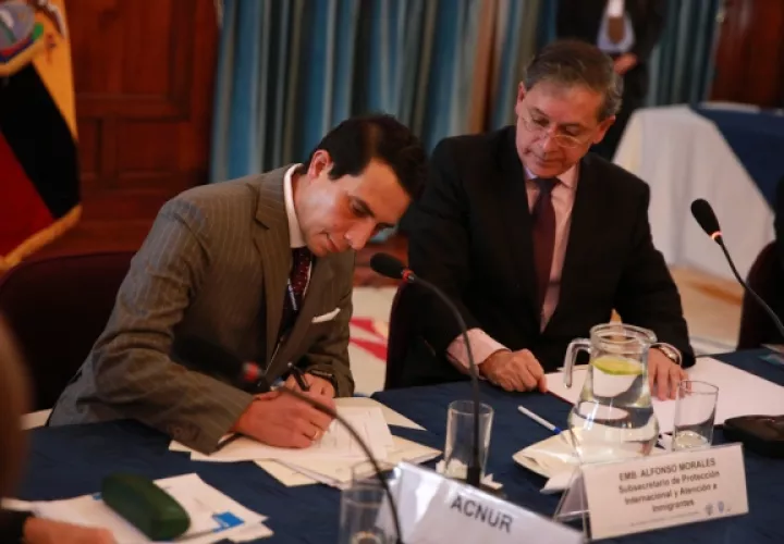 Rene de Sola, embajador de Juan Guaidó en Ecuador, mientras firma la declaración del III Encuentro Técnico de Quito junto al viceministro ecuatoriano de Movilidad Humana, Santiago Chávez. FOTO/EFE