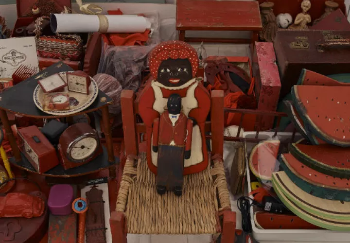 Imágenes de estadounidenses de color figuran mucho en la obra de Betye Saar, que explora cultura, racismo y política. Foto/ Erik Carter para The New York Times.