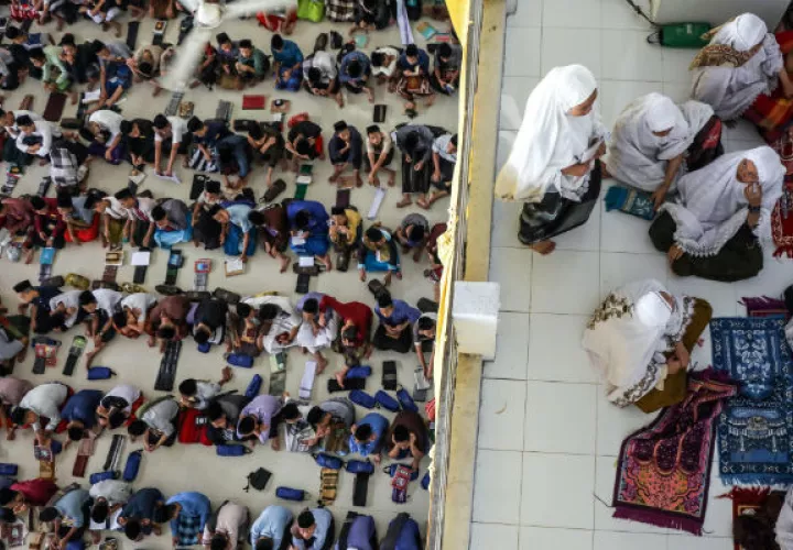 Las autoridades religiosas indonesias confirmaron anoche el inicio del periodo de ayuno tras observar la posición de la luna.