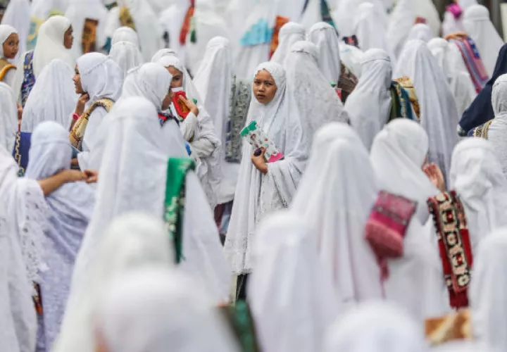 Más tarde, a la caída del sol, los indonesios se reúnen para romper el ayuno durante el "iftar".