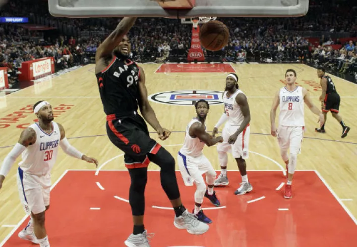 El congoleño español Serge Ibaka anota una canasta para los Raptors. Foto:AP