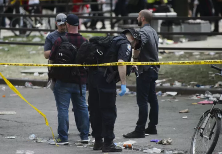 Policías recogen las evidencias en el lugar del tiroteo. Foto AP