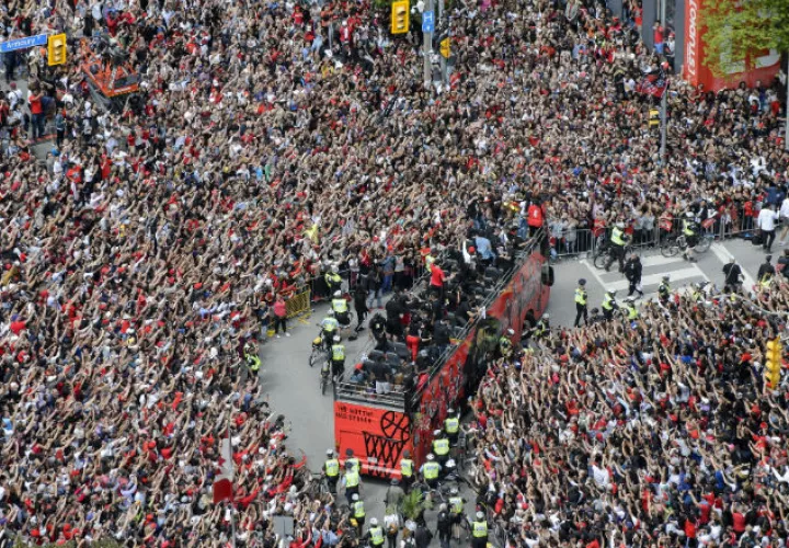 Recorrido de los jugadores de los Raptors por las calles de Toronto. Foto AP